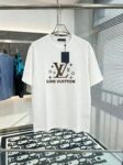 P80 路易LV M-xxxl 2026春夏短袖，以厚板胶印印花主调，巧妙融入针织领口撞色元素，打破传统短袖的单调感，彰显个性与不羁。立体剪裁贴合身形，设计利落有型，轻松拉长腿部线条，打造随性洒脱的休闲风格。优质面料舒适保暖，兼具保温性与舒适感，适合日常出街或轻户外场景。细节后背三角提花点缀，增添时尚质感，无论是搭配T恤牛仔裤的休闲look，还是叠的混搭风，都能轻松驾驭，是秋冬过渡季不可或缺的时尚单品。 现货颜色 黑色 白色