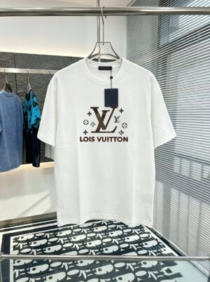 P80 路易LV M-xxxl 2026春夏短袖，以厚板胶印印花主调，巧妙融入针织领口撞色元素，打破传统短袖的单调感，彰显个性与不羁。立体剪裁贴合身形，设计利落有型，轻松拉长腿部线条，打造随性洒脱的休闲风格。优质面料舒适保暖，兼具保温性与舒适感，适合日常出街或轻户外场景。细节后背三角提花点缀，增添时尚质感，无论是搭配T恤牛仔裤的休闲look，还是叠的混搭风，都能轻松驾驭，是秋冬过渡季不可或缺的时尚单品。 现货颜色 黑色 白色