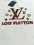 P80 路易LV M-xxxl 2026春夏短袖，以厚板胶印印花主调，巧妙融入针织领口撞色元素，打破传统短袖的单调感，彰显个性与不羁。立体剪裁贴合身形，设计利落有型，轻松拉长腿部线条，打造随性洒脱的休闲风格。优质面料舒适保暖，兼具保温性与舒适感，适合日常出街或轻户外场景。细节后背三角提花点缀，增添时尚质感，无论是搭配T恤牛仔裤的休闲look，还是叠的混搭风，都能轻松驾驭，是秋冬过渡季不可或缺的时尚单品。 现货颜色 黑色 白色