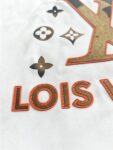 P80 路易LV M-xxxl 2026春夏短袖，以厚板胶印印花主调，巧妙融入针织领口撞色元素，打破传统短袖的单调感，彰显个性与不羁。立体剪裁贴合身形，设计利落有型，轻松拉长腿部线条，打造随性洒脱的休闲风格。优质面料舒适保暖，兼具保温性与舒适感，适合日常出街或轻户外场景。细节后背三角提花点缀，增添时尚质感，无论是搭配T恤牛仔裤的休闲look，还是叠的混搭风，都能轻松驾驭，是秋冬过渡季不可或缺的时尚单品。 现货颜色 黑色 白色