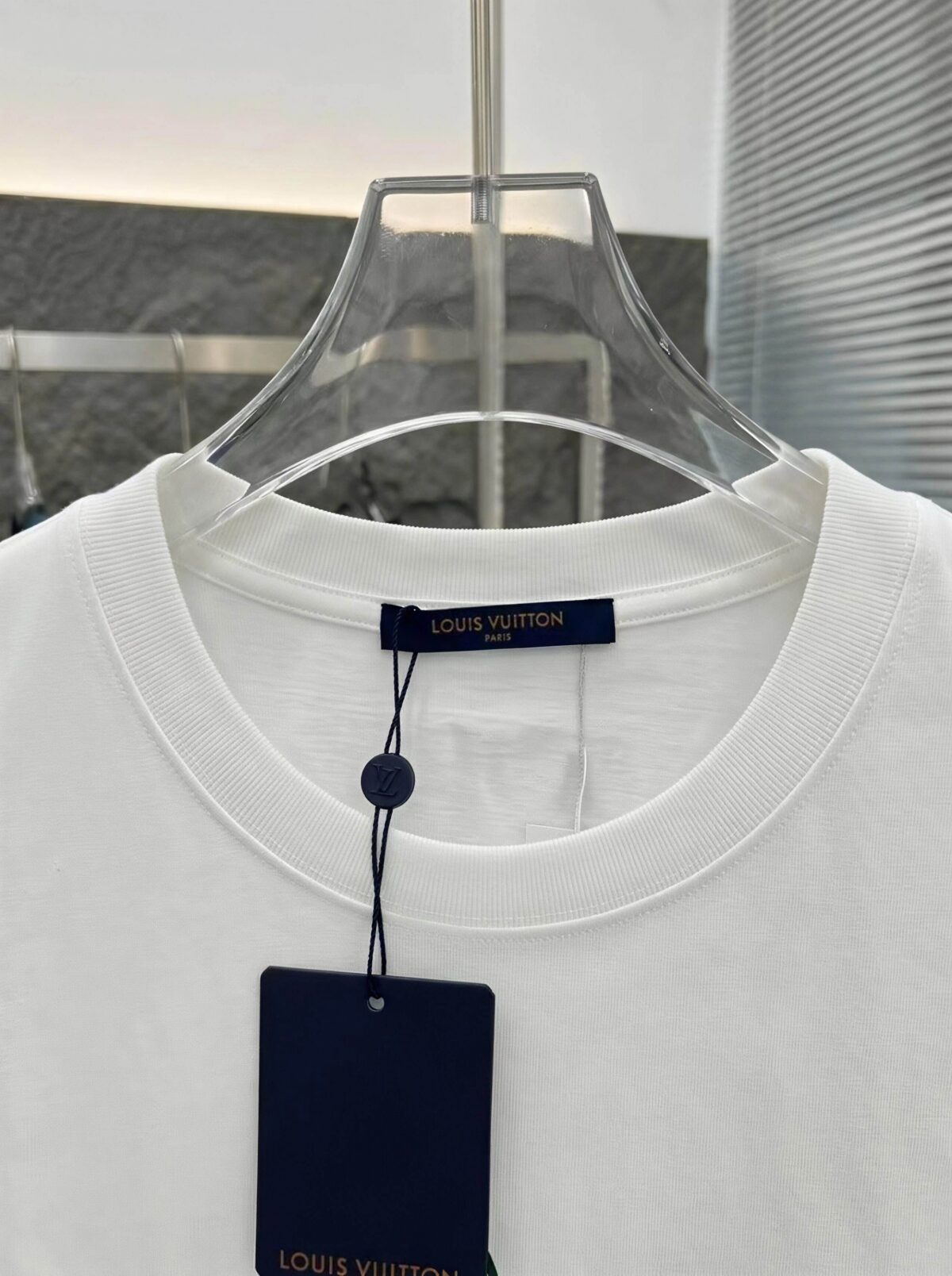 P80 路易LV M-xxxl 2026春夏短袖，以厚板胶印印花主调，巧妙融入针织领口撞色元素，打破传统短袖的单调感，彰显个性与不羁。立体剪裁贴合身形，设计利落有型，轻松拉长腿部线条，打造随性洒脱的休闲风格。优质面料舒适保暖，兼具保温性与舒适感，适合日常出街或轻户外场景。细节后背三角提花点缀，增添时尚质感，无论是搭配T恤牛仔裤的休闲look，还是叠的混搭风，都能轻松驾驭，是秋冬过渡季不可或缺的时尚单品。 现货颜色 黑色 白色