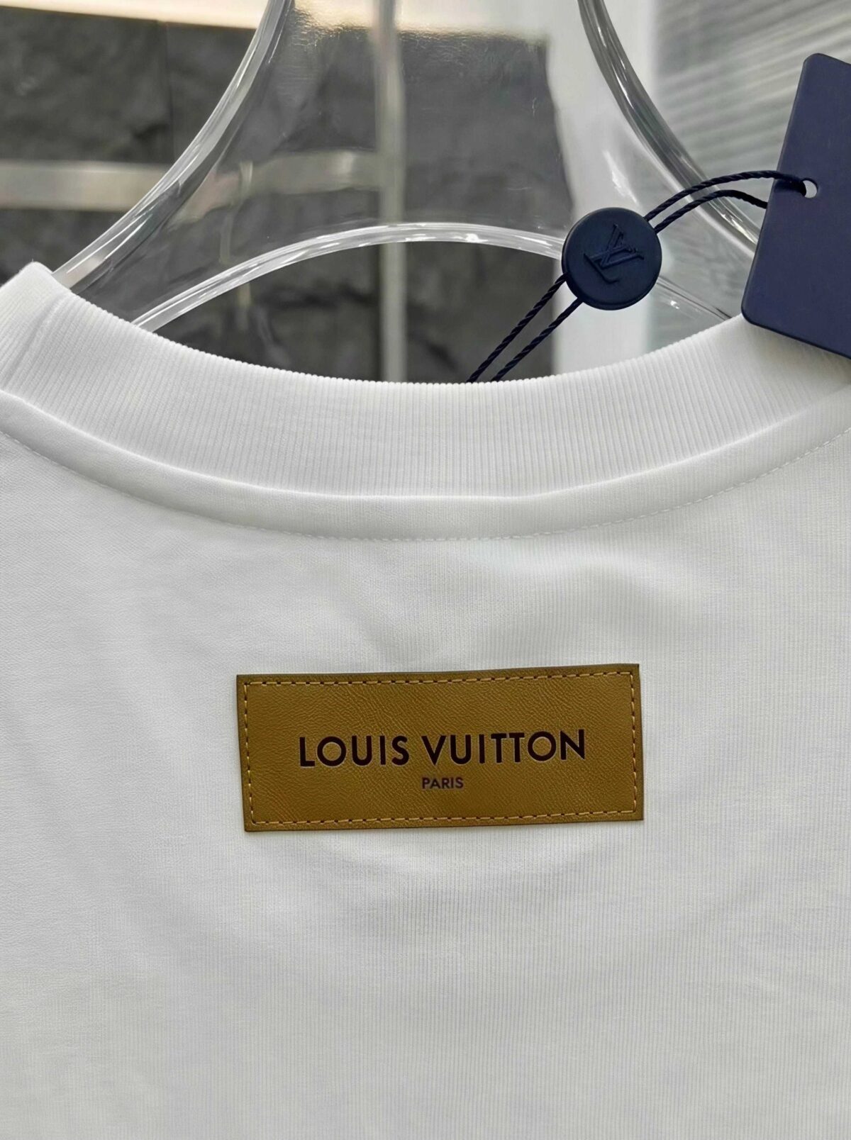 P80 路易LV M-xxxl 2026春夏短袖，以厚板胶印印花主调，巧妙融入针织领口撞色元素，打破传统短袖的单调感，彰显个性与不羁。立体剪裁贴合身形，设计利落有型，轻松拉长腿部线条，打造随性洒脱的休闲风格。优质面料舒适保暖，兼具保温性与舒适感，适合日常出街或轻户外场景。细节后背三角提花点缀，增添时尚质感，无论是搭配T恤牛仔裤的休闲look，还是叠的混搭风，都能轻松驾驭，是秋冬过渡季不可或缺的时尚单品。 现货颜色 黑色 白色