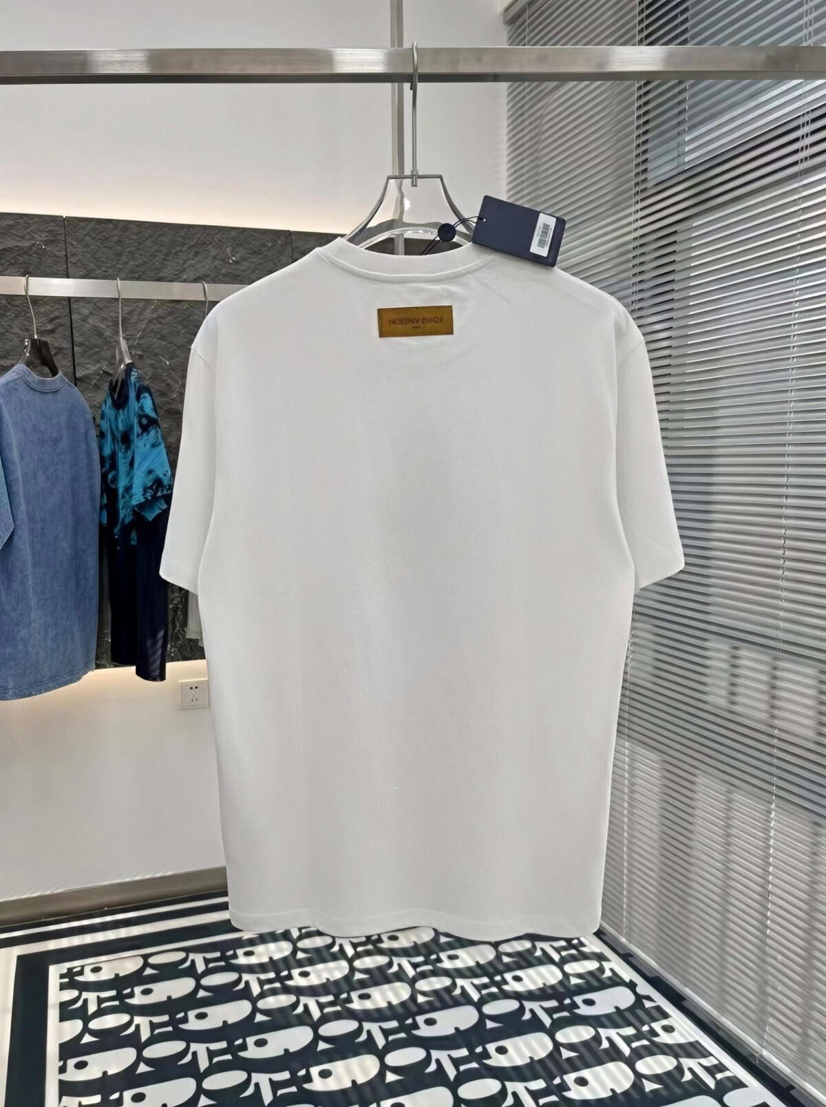 P80 路易LV M-xxxl 2026春夏短袖，以厚板胶印印花主调，巧妙融入针织领口撞色元素，打破传统短袖的单调感，彰显个性与不羁。立体剪裁贴合身形，设计利落有型，轻松拉长腿部线条，打造随性洒脱的休闲风格。优质面料舒适保暖，兼具保温性与舒适感，适合日常出街或轻户外场景。细节后背三角提花点缀，增添时尚质感，无论是搭配T恤牛仔裤的休闲look，还是叠的混搭风，都能轻松驾驭，是秋冬过渡季不可或缺的时尚单品。 现货颜色 黑色 白色
