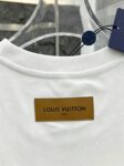 P80 路易Lv M-xxxl 2026春夏短袖，以厚板胶印印花主调，巧妙融入针织领口撞色元素，打破传统短袖的单调感，彰显个性与不羁。立体剪裁贴合身形，设计利落有型，轻松拉长腿部线条，打造随性洒脱的休闲风格。优质面料舒适保暖，兼具保温性与舒适感，适合日常出街或轻户外场景。细节后背三角提花点缀，增添时尚质感，无论是搭配T恤牛仔裤的休闲look，还是叠的混搭风，都能轻松驾驭，是秋冬过渡季不可或缺的时尚单品。 现货颜色 黑色 白色