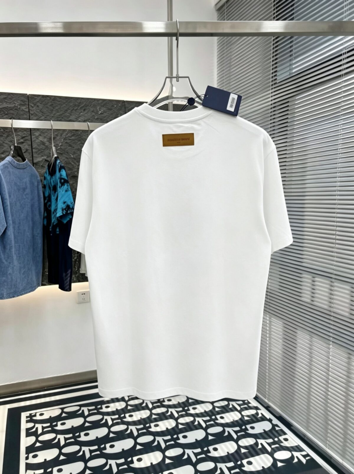 P80 路易Lv M-xxxl 2026春夏短袖，以厚板胶印印花主调，巧妙融入针织领口撞色元素，打破传统短袖的单调感，彰显个性与不羁。立体剪裁贴合身形，设计利落有型，轻松拉长腿部线条，打造随性洒脱的休闲风格。优质面料舒适保暖，兼具保温性与舒适感，适合日常出街或轻户外场景。细节后背三角提花点缀，增添时尚质感，无论是搭配T恤牛仔裤的休闲look，还是叠的混搭风，都能轻松驾驭，是秋冬过渡季不可或缺的时尚单品。 现货颜色 黑色 白色