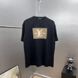 P80 1v～ 路易贴布厚板滴胶工艺 《区别通货面料》双纱纯棉上衣 7A抗菌短袖tee 负离子上身十分舒适，男女同款半袖，落肩宽松版型 颜色: 黑色 白色 咖啡色 尺码：S（90-130斤） M（125-150斤） L（135-165斤） XL（160-190斤） XXL（185-220斤）