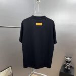 weigou_177574_1_67be36c65e P80 1v~ 路易贴布厚板滴胶工艺 《区别通货面料》双纱纯棉上衣 7A抗菌短袖tee 负离子上身十分舒适,男女同款半袖,落肩宽松版型 颜色: 黑色 白色 咖啡色 尺码:S(90-130斤) M(125-150斤) L(135-165斤) XL(160-190斤) XXL(185-220斤)