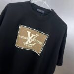 weigou_177574_3_aac29448d9 P80 1v~ 路易贴布厚板滴胶工艺 《区别通货面料》双纱纯棉上衣 7A抗菌短袖tee 负离子上身十分舒适,男女同款半袖,落肩宽松版型 颜色: 黑色 白色 咖啡色 尺码:S(90-130斤) M(125-150斤) L(135-165斤) XL(160-190斤) XXL(185-220斤)