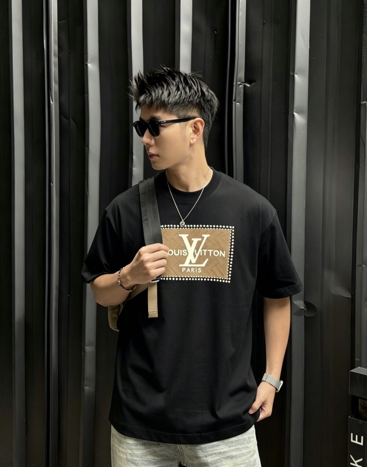 weigou_177574_8_9ccc2c8ce9 P80 1v~ 路易贴布厚板滴胶工艺 《区别通货面料》双纱纯棉上衣 7A抗菌短袖tee 负离子上身十分舒适,男女同款半袖,落肩宽松版型 颜色: 黑色 白色 咖啡色 尺码:S(90-130斤) M(125-150斤) L(135-165斤) XL(160-190斤) XXL(185-220斤)