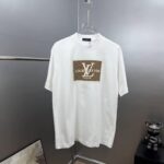 P80 1v～ 路易贴布厚板滴胶工艺 《区别通货面料》双纱纯棉上衣 7A抗菌短袖tee 负离子上身十分舒适，男女同款半袖，落肩宽松版型 颜色: 黑色 白色 咖啡色 尺码：S（90-130斤） M（125-150斤） L（135-165斤） XL（160-190斤） XXL（185-220斤）