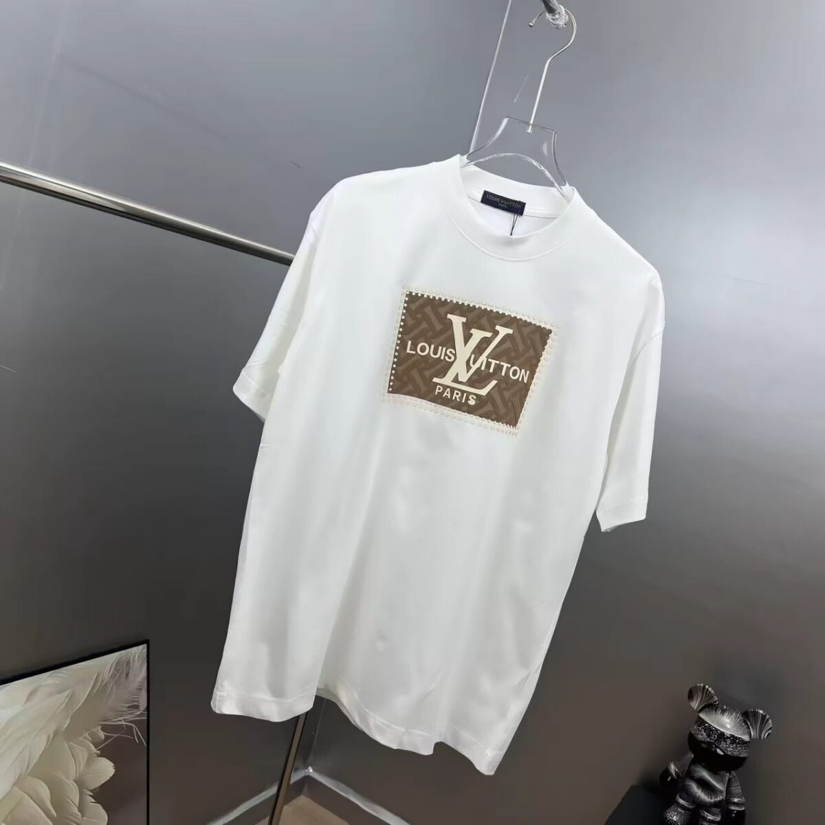 P80 1v～ 路易贴布厚板滴胶工艺 《区别通货面料》双纱纯棉上衣 7A抗菌短袖tee 负离子上身十分舒适，男女同款半袖，落肩宽松版型 颜色: 黑色 白色 咖啡色 尺码：S（90-130斤） M（125-150斤） L（135-165斤） XL（160-190斤） XXL（185-220斤）