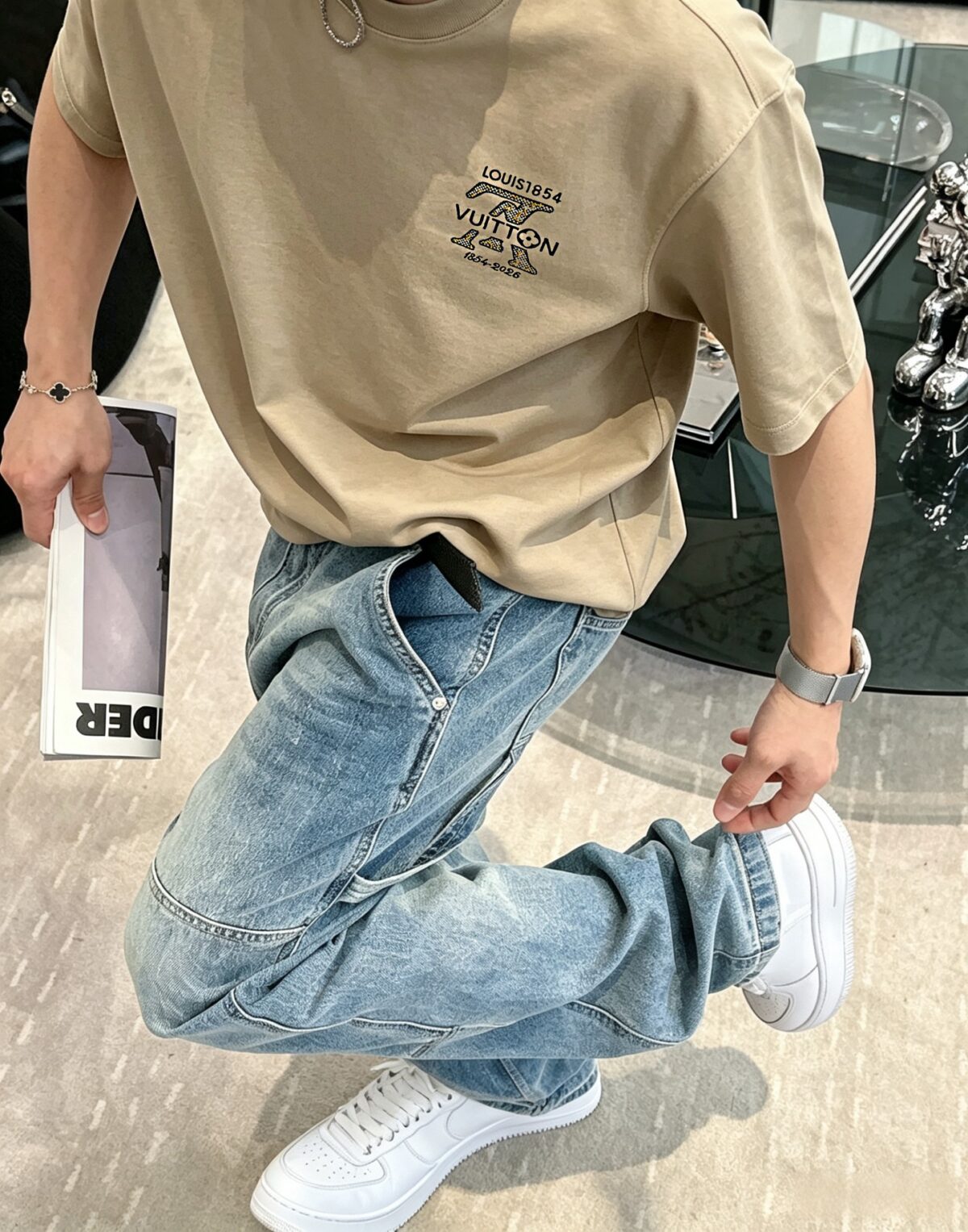 P80 1v～ Lv路易logo字母刺绣 《区别通货面料》7a抗菌短袖tee 上身十分舒适，男女同款半袖，落肩宽松版型 颜色: 黑色 白色 咖啡色 尺码：S（90-130斤） M（125-150斤） L（135-165斤） XL（160-190斤） XXL（185-220斤）