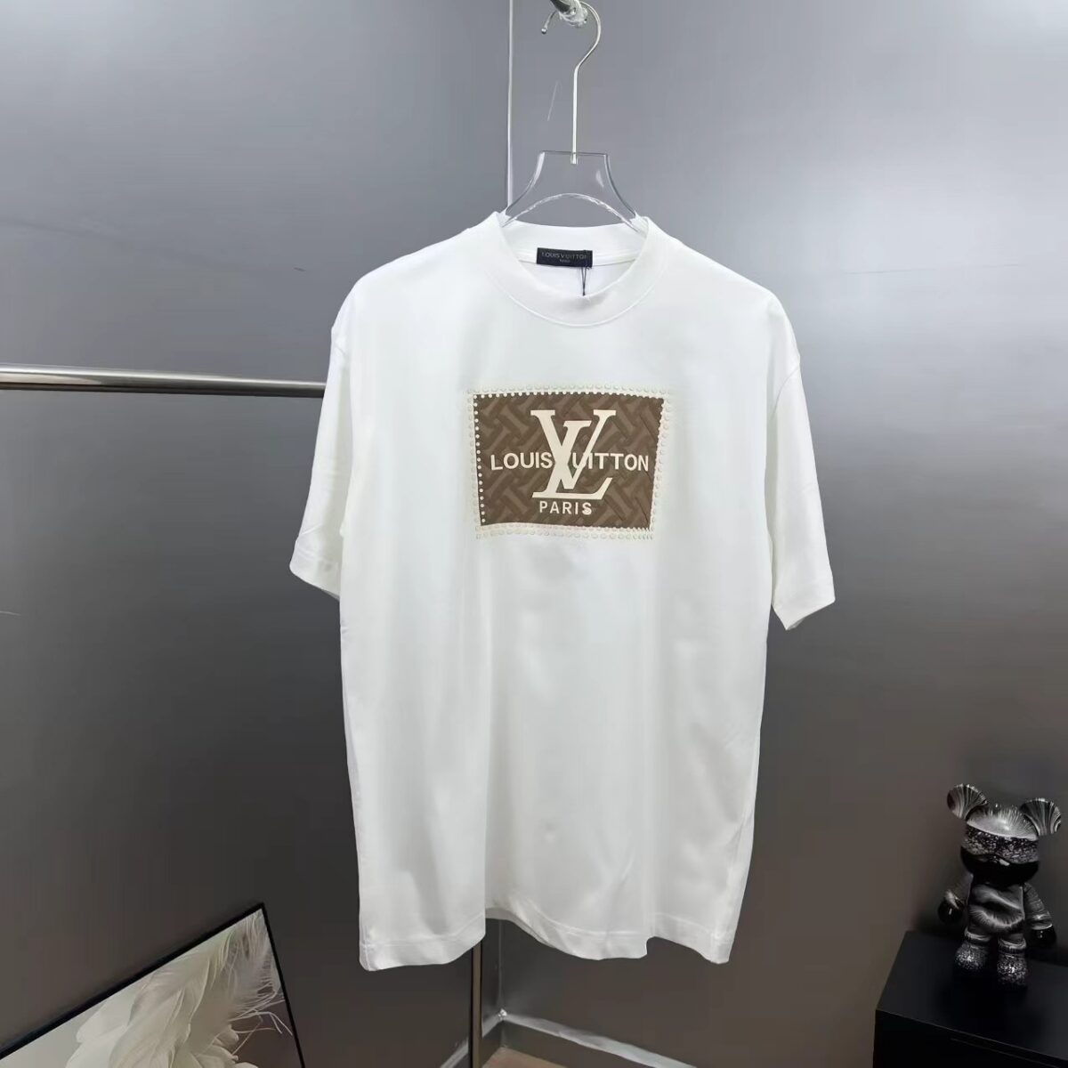 P80 1v～ 路易贴布厚板滴胶 《区别通货面料》双纱纯棉上衣 7A抗菌短袖tee 负离子上身十分舒适，男女同款半袖，落肩宽松版型 颜色: 黑色 白色 咖啡色 尺码：S（90-130斤） M（125-150斤） L（135-165斤） XL（160-190斤） XXL（185-220斤）