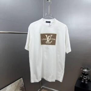 P80 1v～ 路易贴布厚板滴胶 《区别通货面料》双纱纯棉上衣 7A抗菌短袖tee 负离子上身十分舒适，男女同款半袖，落肩宽松版型 颜色: 黑色 白色 咖啡色 尺码：S（90-130斤） M（125-150斤） L（135-165斤） XL（160-190斤） XXL（185-220斤）