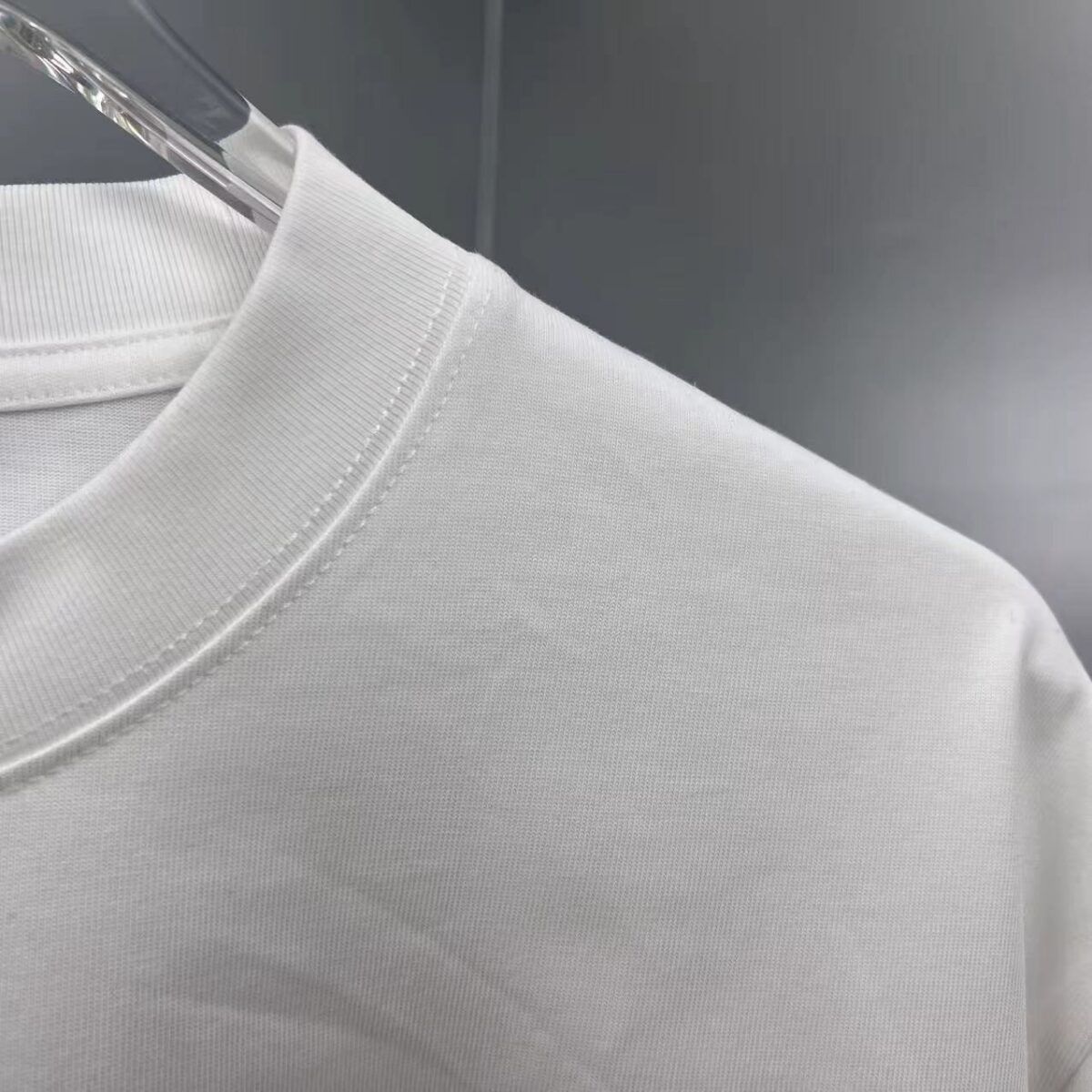 P80 1v～ 路易贴布厚板滴胶 《区别通货面料》双纱纯棉上衣 7A抗菌短袖tee 负离子上身十分舒适，男女同款半袖，落肩宽松版型 颜色: 黑色 白色 咖啡色 尺码：S（90-130斤） M（125-150斤） L（135-165斤） XL（160-190斤） XXL（185-220斤）