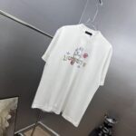 P80 1v～手绘植绒卡通 2025秋冬新款280g纯棉上衣 7A抗菌短袖tee 负离子上身十分舒适，男女同款半袖，落肩宽松版型 颜色: 黑色 白色 咖啡色 尺码：S（90-130斤） M（125-150斤） L（135-165斤） XL（160-190斤） XXL（185-220斤）