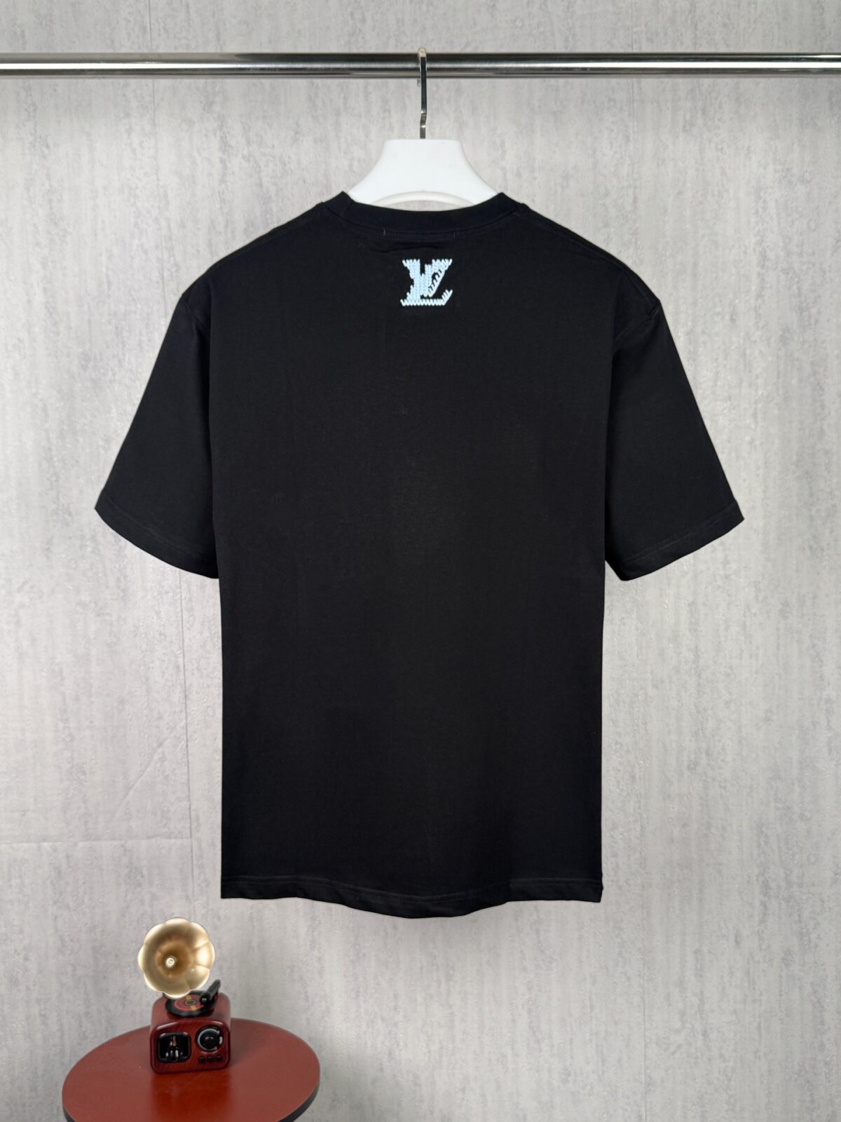 P80 实拍图 顶级版本 LV 路易威登驴家 #0376 新品同步 官网上架 新款毛线刺绣短袖T恤 面料采用32支双纱。螺纹搭配1*1索罗娜。采用刺绣5D浮雕工艺，该款工艺工序非常复杂，需先面上复合贴胶做刺绣工艺，后人工手撕开面上贴胶。再需酵母洗水洗成刺绣浮雕效果。本款棉质T恤选用柔软羊毛质感纱线，于前后分别刺绣Marque L.Vuitton Dpose标识和LV字母，呈现恰似针织肌理的视觉效果。 尺码：S-M-L-XL 颜色:黑色 白