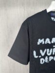 P80 实拍图 顶级版本 LV 路易威登驴家 #0376 新品同步 官网上架 新款毛线刺绣短袖T恤 面料采用32支双纱。螺纹搭配1*1索罗娜。采用刺绣5D浮雕工艺，该款工艺工序非常复杂，需先面上复合贴胶做刺绣工艺，后人工手撕开面上贴胶。再需酵母洗水洗成刺绣浮雕效果。本款棉质T恤选用柔软羊毛质感纱线，于前后分别刺绣Marque L.Vuitton Dpose标识和LV字母，呈现恰似针织肌理的视觉效果。 尺码：S-M-L-XL 颜色:黑色 白