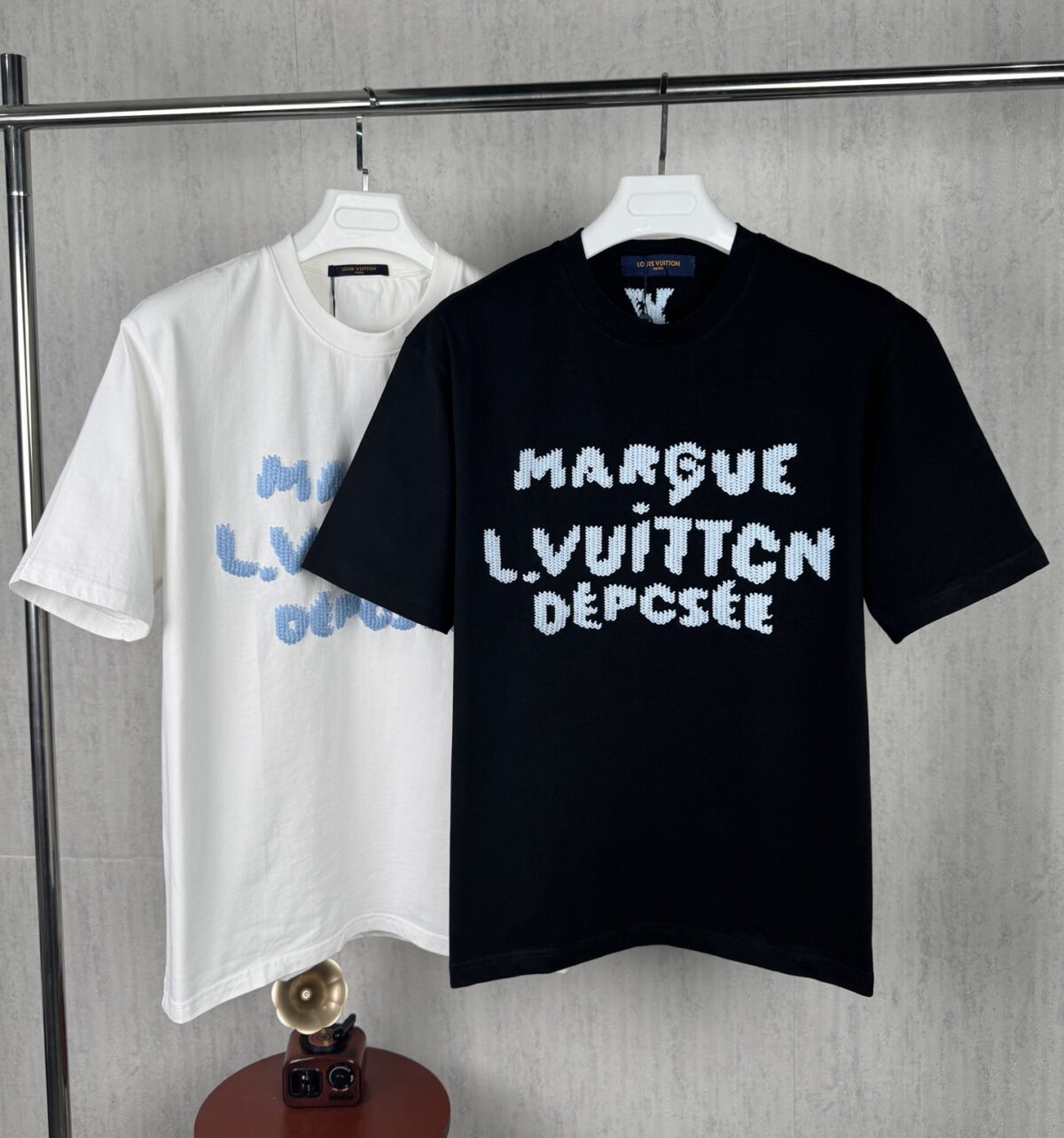 P80 实拍图 顶级版本 LV 路易威登驴家 #0376 新品同步 官网上架 新款毛线刺绣短袖T恤 面料采用32支双纱。螺纹搭配1*1索罗娜。采用刺绣5D浮雕工艺，该款工艺工序非常复杂，需先面上复合贴胶做刺绣工艺，后人工手撕开面上贴胶。再需酵母洗水洗成刺绣浮雕效果。本款棉质T恤选用柔软羊毛质感纱线，于前后分别刺绣Marque L.Vuitton Dpose标识和LV字母，呈现恰似针织肌理的视觉效果。 尺码：S-M-L-XL 颜色:黑色 白
