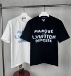 P80 实拍图 顶级版本 LV 路易威登驴家 #0376 新品同步 官网上架 新款毛线刺绣短袖T恤 面料采用32支双纱。螺纹搭配1*1索罗娜。采用刺绣5D浮雕工艺，该款工艺工序非常复杂，需先面上复合贴胶做刺绣工艺，后人工手撕开面上贴胶。再需酵母洗水洗成刺绣浮雕效果。本款棉质T恤选用柔软羊毛质感纱线，于前后分别刺绣Marque L.Vuitton Dpose标识和LV字母，呈现恰似针织肌理的视觉效果。 尺码：S-M-L-XL 颜色:黑色 白