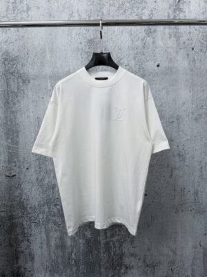 P80 【LOUIS VUITTON】意大利进口珍珠烫钻短袖男女同款！ 面料280克双纱 不变形 不脱落 ！ 工艺：原版一致走线！ 最高版本！无数次的打版 正确版本 男女同款 超级显眼 超级好看 超级大气！ 颜色：黑色 白色 尺码：XS-L