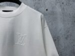 P80 【LOUIS VUITTON】意大利进口珍珠烫钻短袖男女同款！ 面料280克双纱 不变形 不脱落 ！ 工艺：原版一致走线！ 最高版本！无数次的打版 正确版本 男女同款 超级显眼 超级好看 超级大气！ 颜色：黑色 白色 尺码：XS-L
