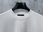 P80 【LOUIS VUITTON】意大利进口珍珠烫钻短袖男女同款！ 面料280克双纱 不变形 不脱落 ！ 工艺：原版一致走线！ 最高版本！无数次的打版 正确版本 男女同款 超级显眼 超级好看 超级大气！ 颜色：黑色 白色 尺码：XS-L