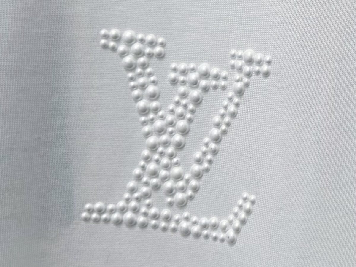 P80 【LOUIS VUITTON】意大利进口珍珠烫钻短袖男女同款！ 面料280克双纱 不变形 不脱落 ！ 工艺：原版一致走线！ 最高版本！无数次的打版 正确版本 男女同款 超级显眼 超级好看 超级大气！ 颜色：黑色 白色 尺码：XS-L
