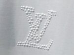 P80 【LOUIS VUITTON】意大利进口珍珠烫钻短袖男女同款！ 面料280克双纱 不变形 不脱落 ！ 工艺：原版一致走线！ 最高版本！无数次的打版 正确版本 男女同款 超级显眼 超级好看 超级大气！ 颜色：黑色 白色 尺码：XS-L