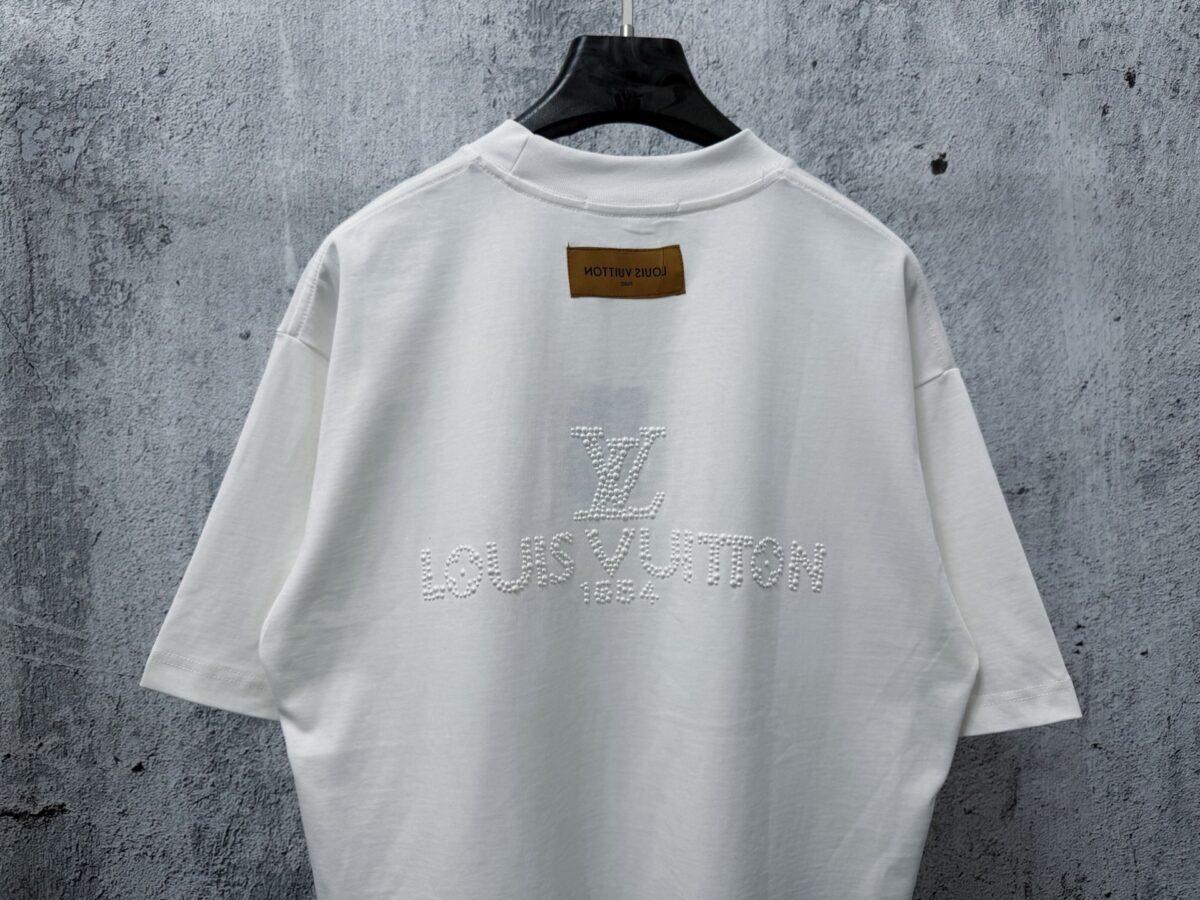 P80 【LOUIS VUITTON】意大利进口珍珠烫钻短袖男女同款！ 面料280克双纱 不变形 不脱落 ！ 工艺：原版一致走线！ 最高版本！无数次的打版 正确版本 男女同款 超级显眼 超级好看 超级大气！ 颜色：黑色 白色 尺码：XS-L