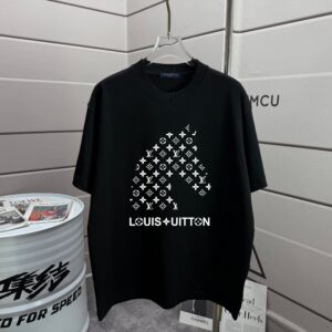 P70 1v 路易*2026春夏新款 个性字母印花工艺设计 高端版本！透气舒适度高，定制双纱平纹纯棉面料 宽松版短袖圆领T恤 男女同款 颜色: 黑色 白色 杏色 灰色 尺码： S （90-130斤） M （120-150斤） L （140-165斤） XL （160-180斤） XXL （180-210斤）