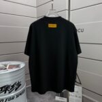 P70 1v 路易*2026春夏新款 个性字母印花工艺设计 高端版本！透气舒适度高，定制双纱平纹纯棉面料 宽松版短袖圆领T恤 男女同款 颜色: 黑色 白色 杏色 灰色 尺码： S （90-130斤） M （120-150斤） L （140-165斤） XL （160-180斤） XXL （180-210斤）
