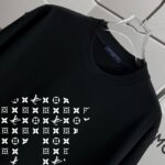 P70 1v 路易*2026春夏新款 个性字母印花工艺设计 高端版本！透气舒适度高，定制双纱平纹纯棉面料 宽松版短袖圆领T恤 男女同款 颜色: 黑色 白色 杏色 灰色 尺码： S （90-130斤） M （120-150斤） L （140-165斤） XL （160-180斤） XXL （180-210斤）