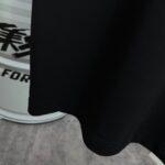 P70 1v 路易*2026春夏新款 个性字母印花工艺设计 高端版本！透气舒适度高，定制双纱平纹纯棉面料 宽松版短袖圆领T恤 男女同款 颜色: 黑色 白色 杏色 灰色 尺码： S （90-130斤） M （120-150斤） L （140-165斤） XL （160-180斤） XXL （180-210斤）