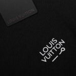 weigou_177801_2_f1da942543 P75 1v~ Lv路易logo字母刺绣,官方同款 《区别通货面料》7a抗菌短袖tee 上身十分舒适,男女同款半袖,落肩宽松版型 颜色: 黑色 白色 咖啡色 尺码:S(90-130斤) M(125-150斤) L(135-165斤) XL(160-190斤) XXL(185-220斤)