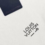 weigou_177819_2_08e926268f P75 1v~ Lv路易logo字母刺绣,官方同款 《区别通货面料》7a抗菌短袖tee 上身十分舒适,男女同款半袖,落肩宽松版型 颜色: 黑色 白色 咖啡色 尺码:S(90-130斤) M(125-150斤) L(135-165斤) XL(160-190斤) XXL(185-220斤)