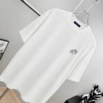 weigou_177819_4_8dcbc507aa P75 1v~ Lv路易logo字母刺绣,官方同款 《区别通货面料》7a抗菌短袖tee 上身十分舒适,男女同款半袖,落肩宽松版型 颜色: 黑色 白色 咖啡色 尺码:S(90-130斤) M(125-150斤) L(135-165斤) XL(160-190斤) XXL(185-220斤)
