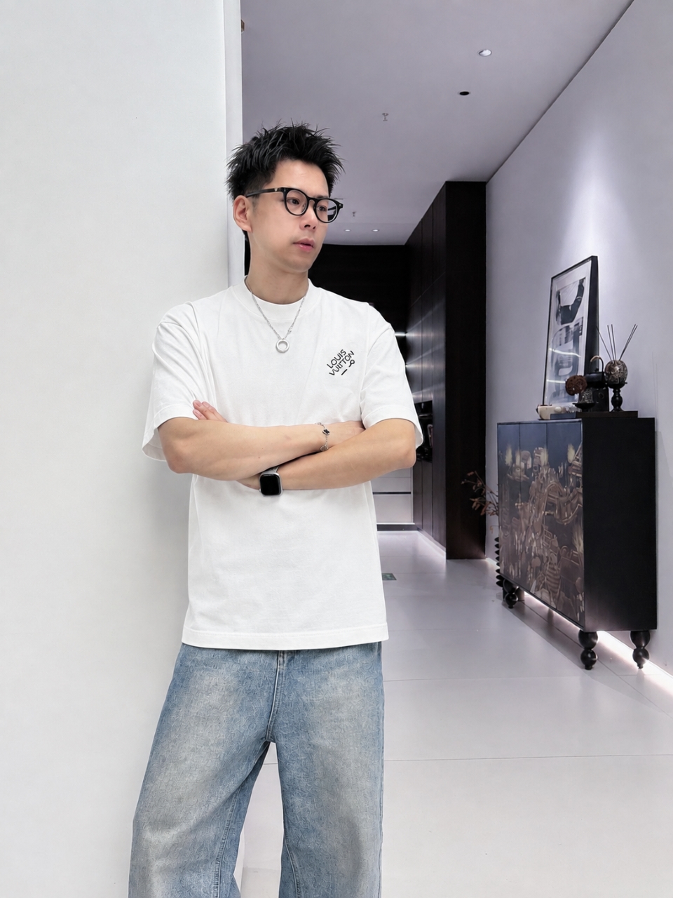 weigou_177819_6_9d2e0f79d6 P75 1v~ Lv路易logo字母刺绣,官方同款 《区别通货面料》7a抗菌短袖tee 上身十分舒适,男女同款半袖,落肩宽松版型 颜色: 黑色 白色 咖啡色 尺码:S(90-130斤) M(125-150斤) L(135-165斤) XL(160-190斤) XXL(185-220斤)