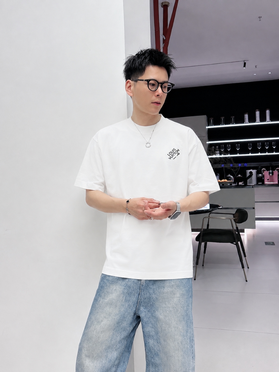 weigou_177819_8_fd76f3ab21 P75 1v~ Lv路易logo字母刺绣,官方同款 《区别通货面料》7a抗菌短袖tee 上身十分舒适,男女同款半袖,落肩宽松版型 颜色: 黑色 白色 咖啡色 尺码:S(90-130斤) M(125-150斤) L(135-165斤) XL(160-190斤) XXL(185-220斤)