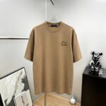 P75 1v～ Lv路易logo字母刺绣，官方同款 《区别通货面料》7a抗菌短袖tee 上身十分舒适，男女同款半袖，落肩宽松版型 颜色: 黑色 白色 咖啡色 尺码：S（90-130斤） M（125-150斤） L（135-165斤） XL（160-190斤） XXL（185-220斤）