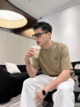 P75 1v～ Lv路易logo字母刺绣，官方同款 《区别通货面料》7a抗菌短袖tee 上身十分舒适，男女同款半袖，落肩宽松版型 颜色: 黑色 白色 咖啡色 尺码：S（90-130斤） M（125-150斤） L（135-165斤） XL（160-190斤） XXL（185-220斤）