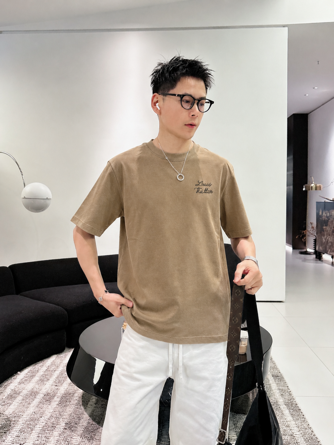P75 1v～ Lv路易logo字母刺绣，官方同款 《区别通货面料》7a抗菌短袖tee 上身十分舒适，男女同款半袖，落肩宽松版型 颜色: 黑色 白色 咖啡色 尺码：S（90-130斤） M（125-150斤） L（135-165斤） XL（160-190斤） XXL（185-220斤）