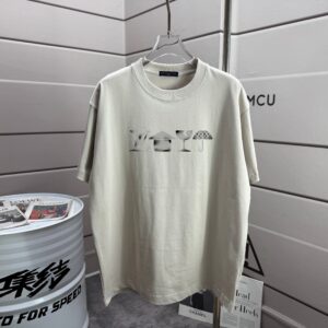 P70 1v 路易*2026春夏新款 个性字母印花工艺设计 高端版本！透气舒适度高，定制双纱平纹纯棉面料 宽松版短袖圆领T恤 男女同款 颜色: 黑色 白色 杏色 灰色 尺码： S （90-130斤） M （120-150斤） L （140-165斤） XL （160-180斤） XXL （180-210斤）