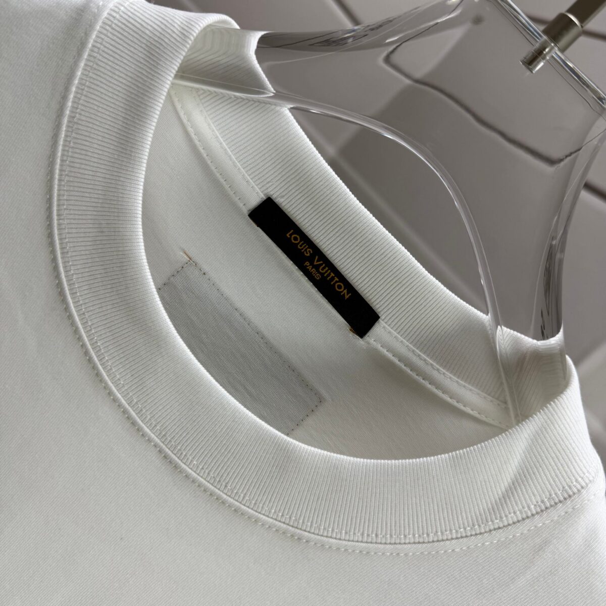 P70 1v 路易*2026春夏新款 个性字母印花工艺设计 高端版本！透气舒适度高，定制双纱平纹纯棉面料 宽松版短袖圆领T恤 男女同款 颜色: 黑色 白色 杏色 灰色 尺码： S （90-130斤） M （120-150斤） L （140-165斤） XL （160-180斤） XXL （180-210斤）
