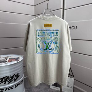 P70 1v 路易*2026春夏新款 个性字母印花工艺设计 高端版本！透气舒适度高，定制双纱平纹纯棉面料 宽松版短袖圆领T恤 男女同款 颜色: 黑色 白色 杏色 灰色 尺码： S （90-130斤） M （120-150斤） L （140-165斤） XL （160-180斤） XXL （180-210斤）