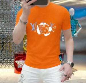 P70 品牌： LV (胖子福音)原单男士休闲短袖T恤，2026春夏新品，定制胸前顶级logo 工艺、搭配整件细节 品质及剪裁设计都堪称一流，定制进口丝光棉面料！型格十足，配色轻熟百搭。M-5XL(穿到220斤)