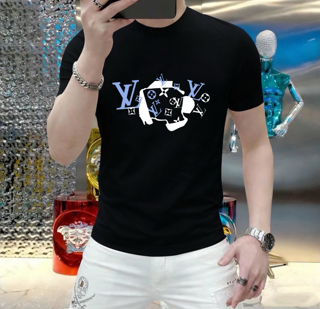 P70 品牌： LV (胖子福音)原单男士休闲短袖T恤，2026春夏新品，定制胸前顶级logo 工艺、搭配整件细节 品质及剪裁设计都堪称一流，定制进口丝光棉面料！型格十足，配色轻熟百搭。M-5XL(穿到220斤)