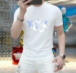 P70 品牌： LV (胖子福音)原单男士休闲短袖T恤，2026春夏新品，定制胸前顶级logo 工艺、搭配整件细节 品质及剪裁设计都堪称一流，定制进口丝光棉面料！型格十足，配色轻熟百搭。M-5XL(穿到220斤)