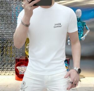 P70 品牌： LV (胖子福音)原单男士休闲短袖T恤，2026春夏新品，定制胸前顶级logo 工艺、搭配整件细节 品质及剪裁设计都堪称一流，定制进口丝光棉面料！型格十足，配色轻熟百搭。M-5XL(穿到220斤)