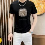 P70 品牌： LV (胖子福音)原单男士休闲短袖T恤，2026春夏新品，定制胸前顶级logo 工艺、搭配整件细节 品质及剪裁设计都堪称一流，定制进口丝光棉面料！型格十足，配色轻熟百搭。M-5XL(穿到220斤)